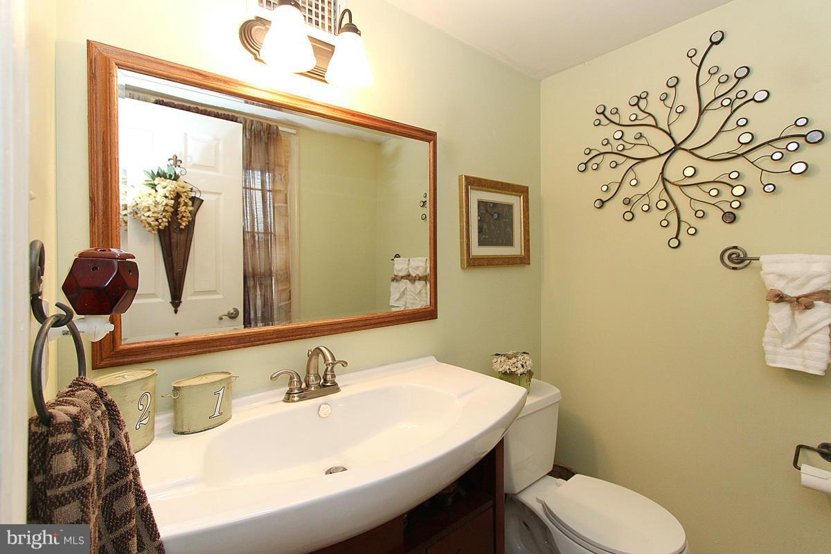 8957 Rolling Road Manassas, VA 20110 - Photo 16 of 30 Bath