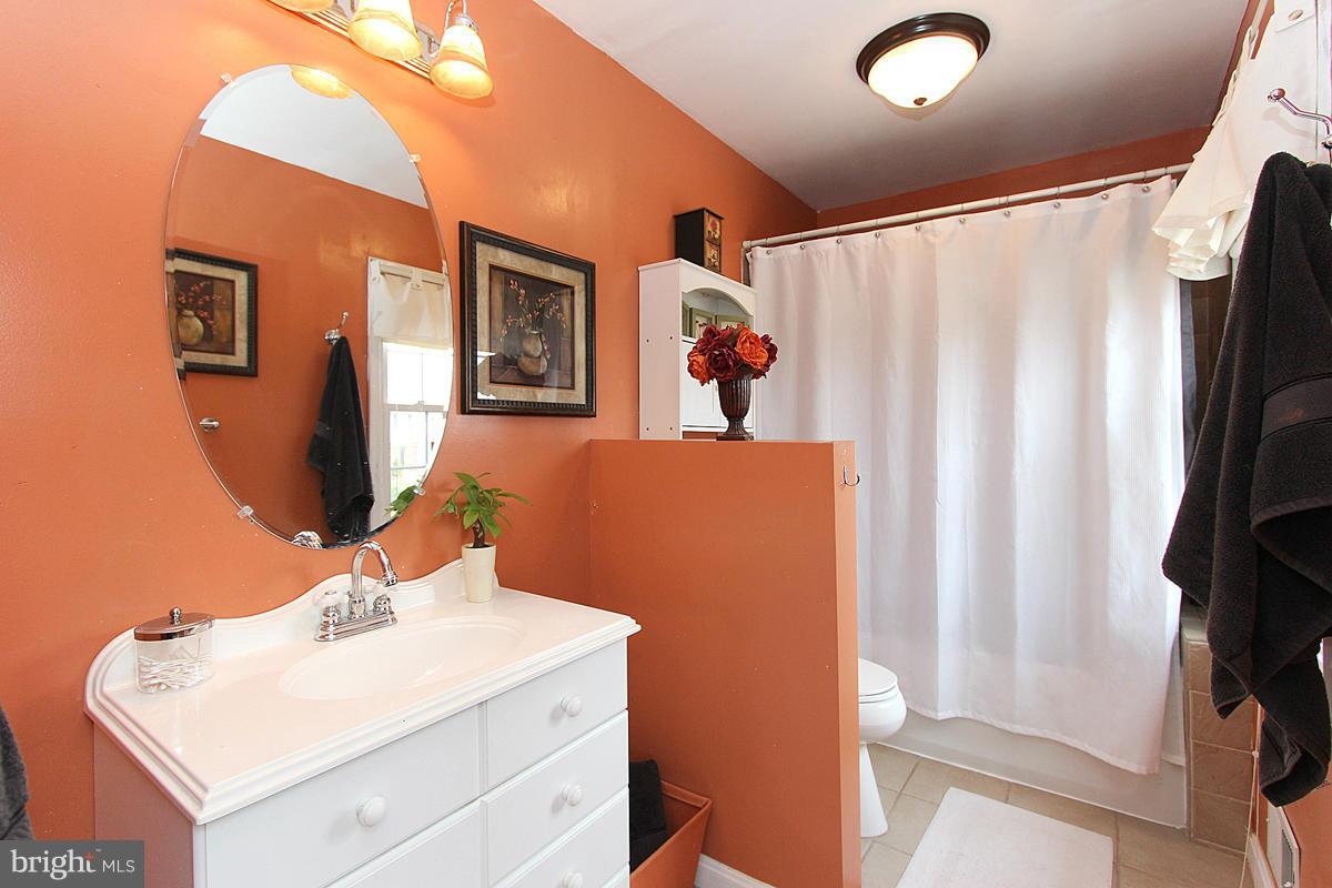 8957 Rolling Road Manassas, VA 20110 - Photo 20 of 30 Bath (Master)