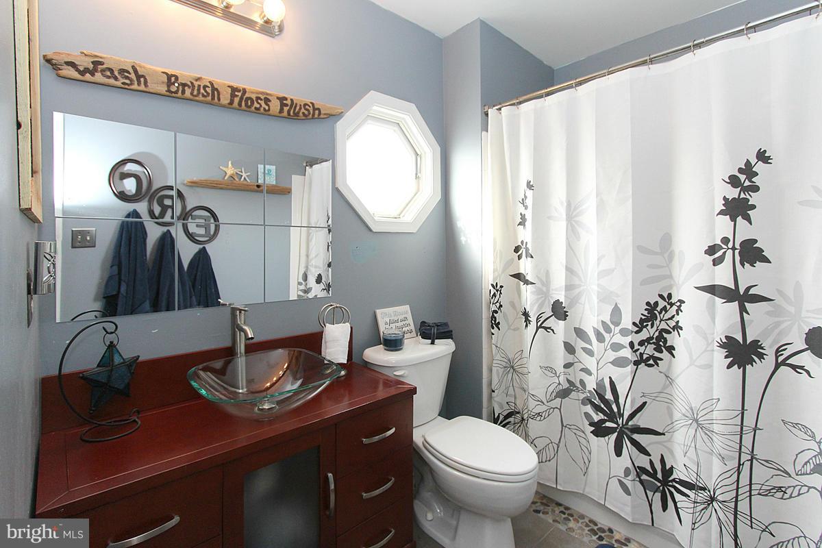 8957 Rolling Road Manassas, VA 20110 - Photo 26 of 30 Bath