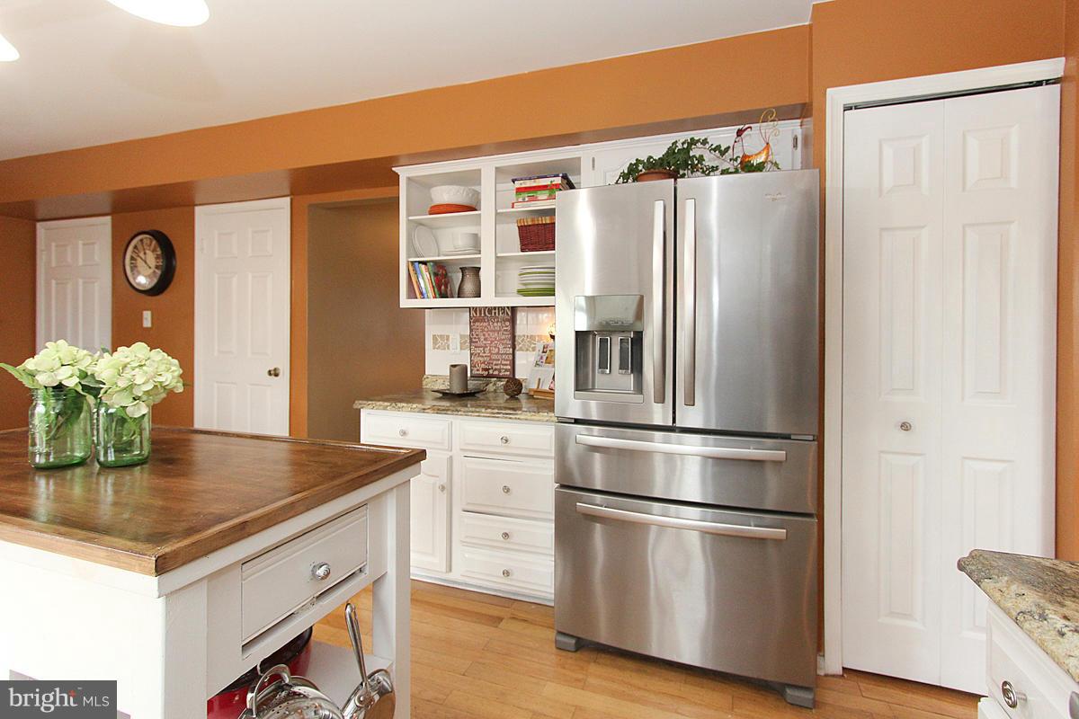 8957 Rolling Road Manassas, VA 20110 - Photo 9 of 30 Kitchen