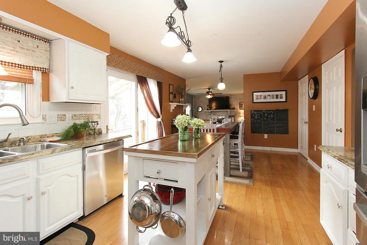 8957 Rolling Road Manassas, VA 20110 - Photo 10 of 30 Kitchen