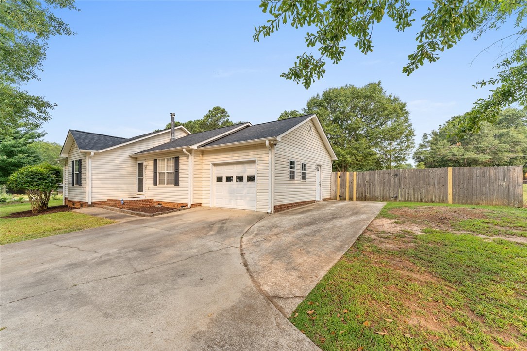 303 Martin Road Starr, SC 29684 - Photo 4 of 27