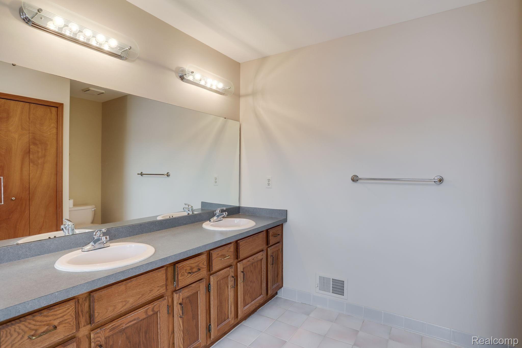 3508 Lexington Road Waterford, MI 48328 - Photo 27 of 38 24-web-or-mls-3508 Lexington Road-023.jpg