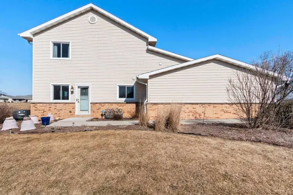 $250,000 | 2198 South Broadway Street, De Pere, WI 54115