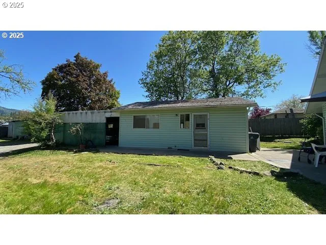 a view of a backyard