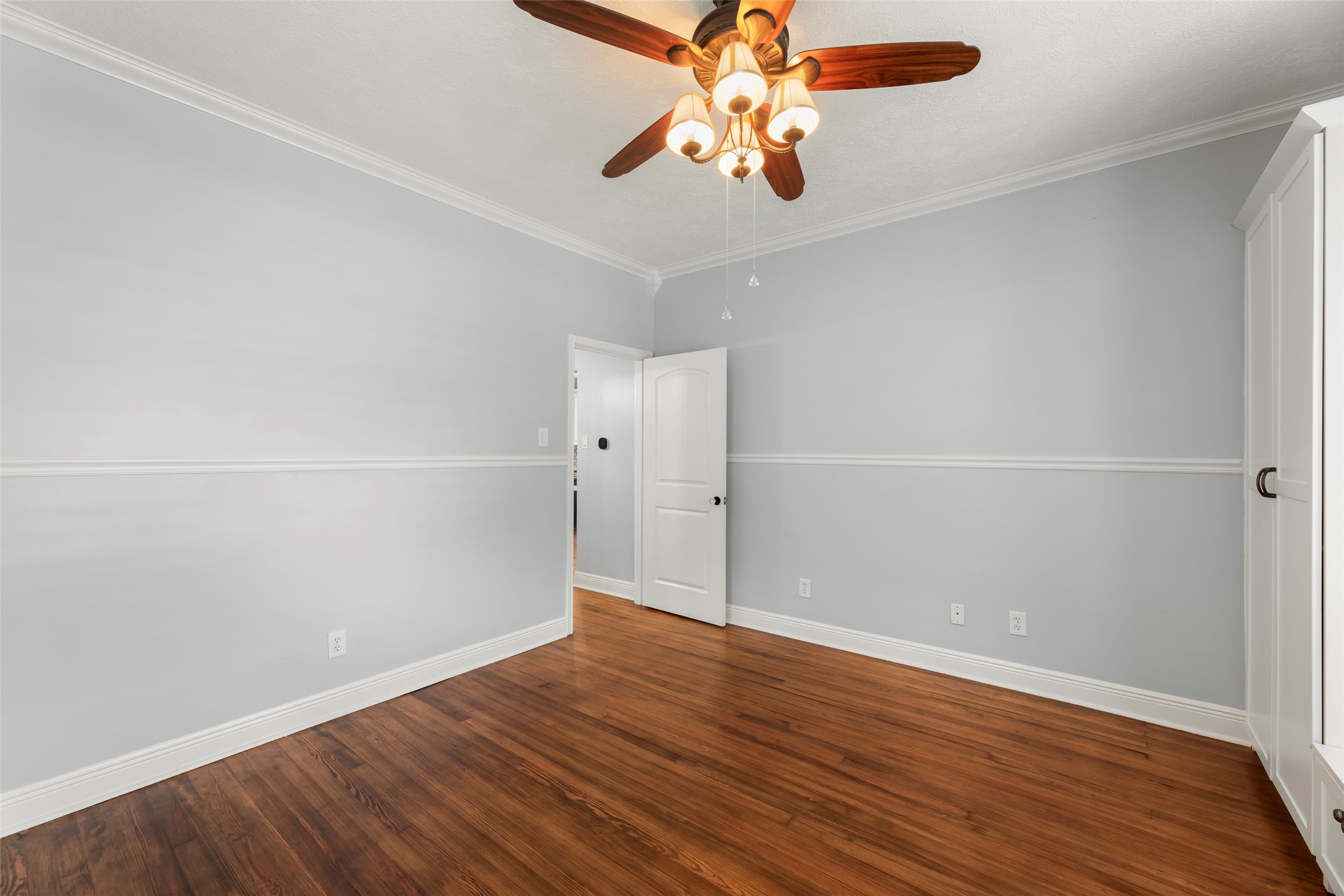 1120 Winston Street Houston, TX 77009 - Photo 26 of 35 Another perspective of the inviting second bedroom.