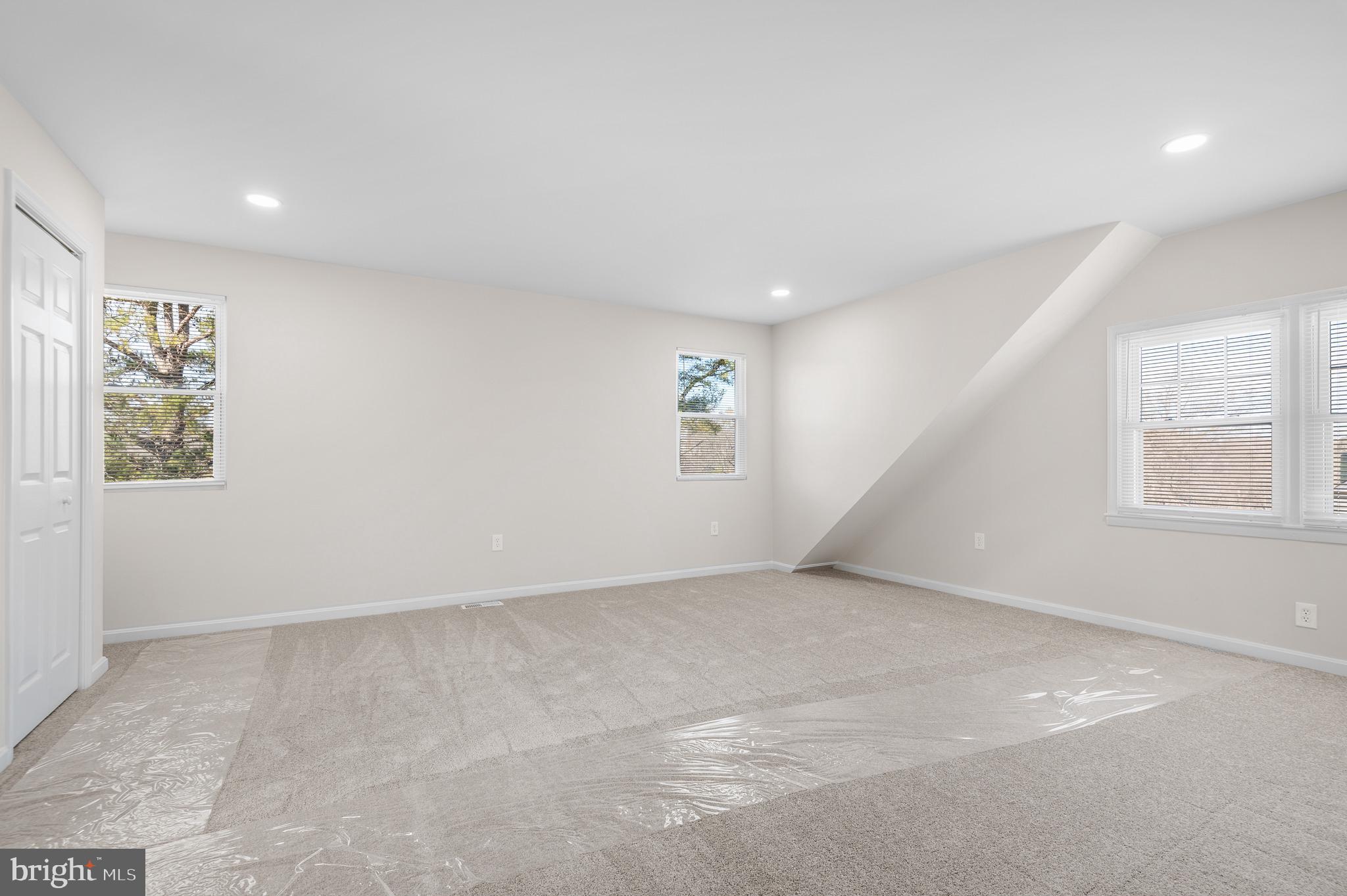 820 Templecliff Road Baltimore, MD 21208 - Photo 25 of 44 an empty room with windows