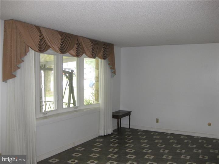 1431 Thomson Road Abington, PA 19001 - Photo 7 of 19 Living Room