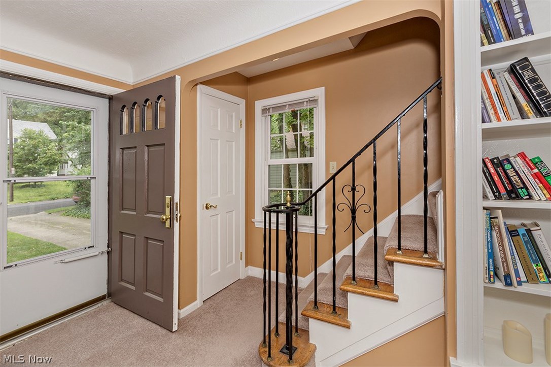 1160 Haselton Road Cleveland, OH 44121 - Photo 3 of 33 Come on in!