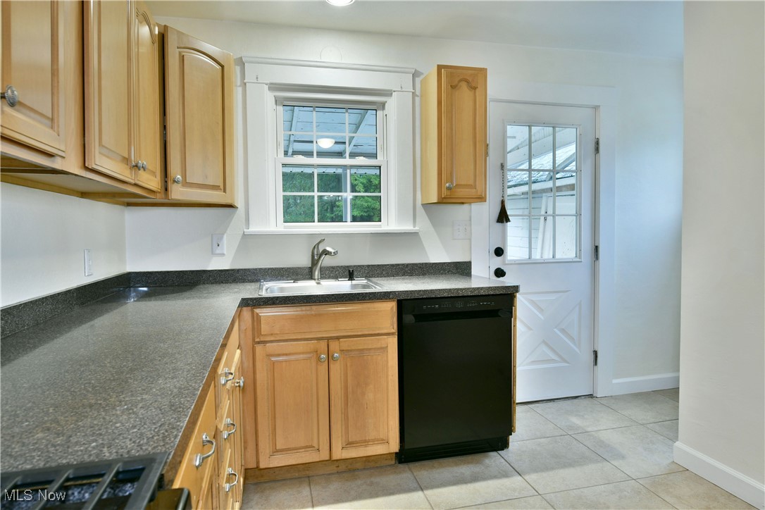 9043 Howland Springs Road Southeast Warren, OH 44484 - Photo 11 of 28