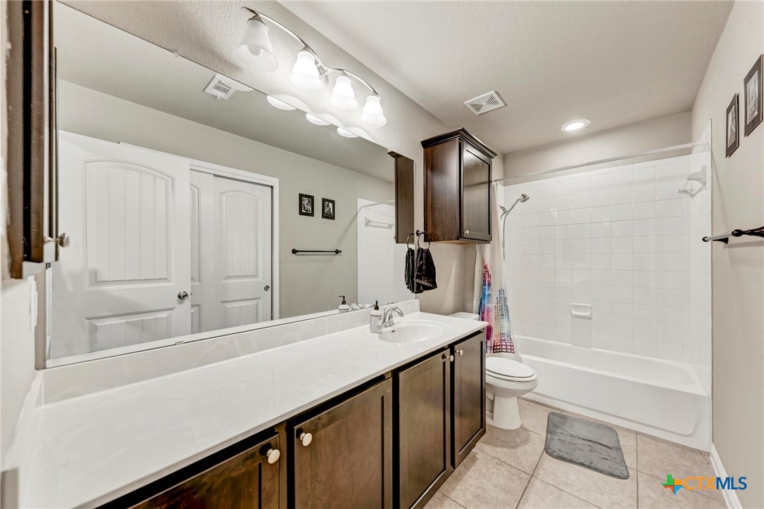 700 Cortona Cove Georgetown, TX 78628 - Photo 24 of 46 Bathroom 2 featuring shower / tub combo