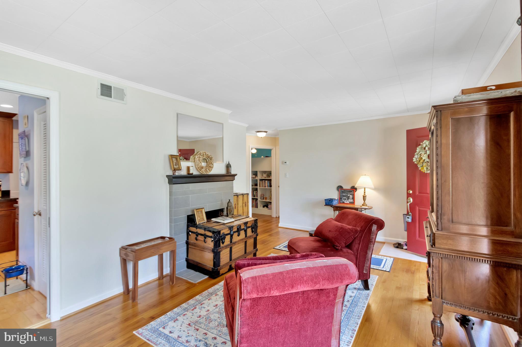 3131 Cofer Road Falls Church, VA 22042 - Photo 4 of 40 Front room /living and or dining space