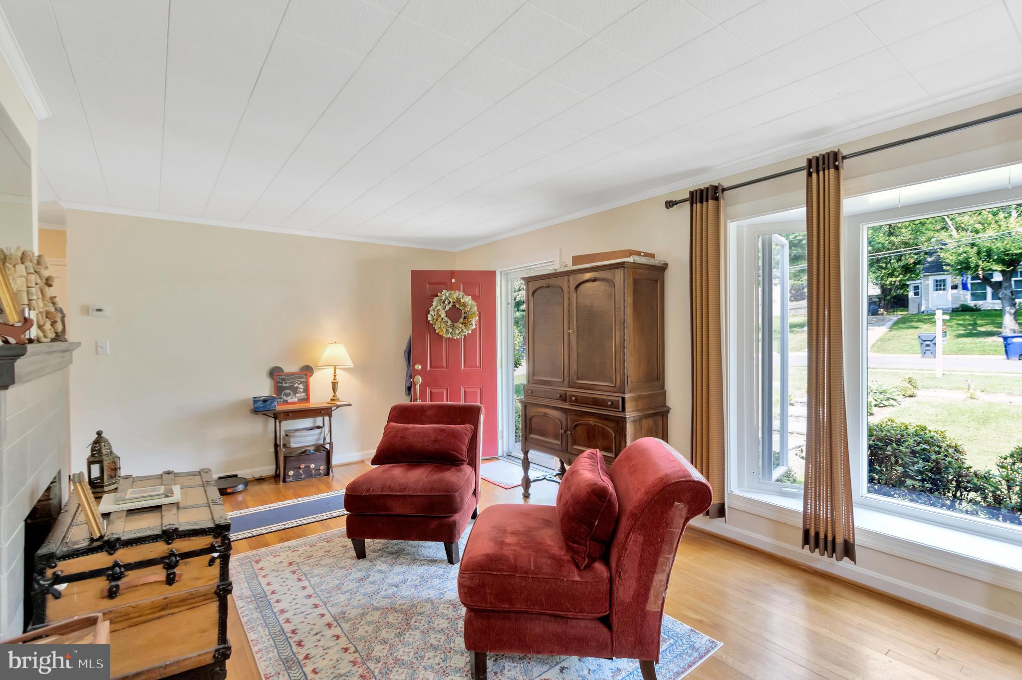 3131 Cofer Road Falls Church, VA 22042 - Photo 5 of 40 Large bay front window with lots of sunlight
