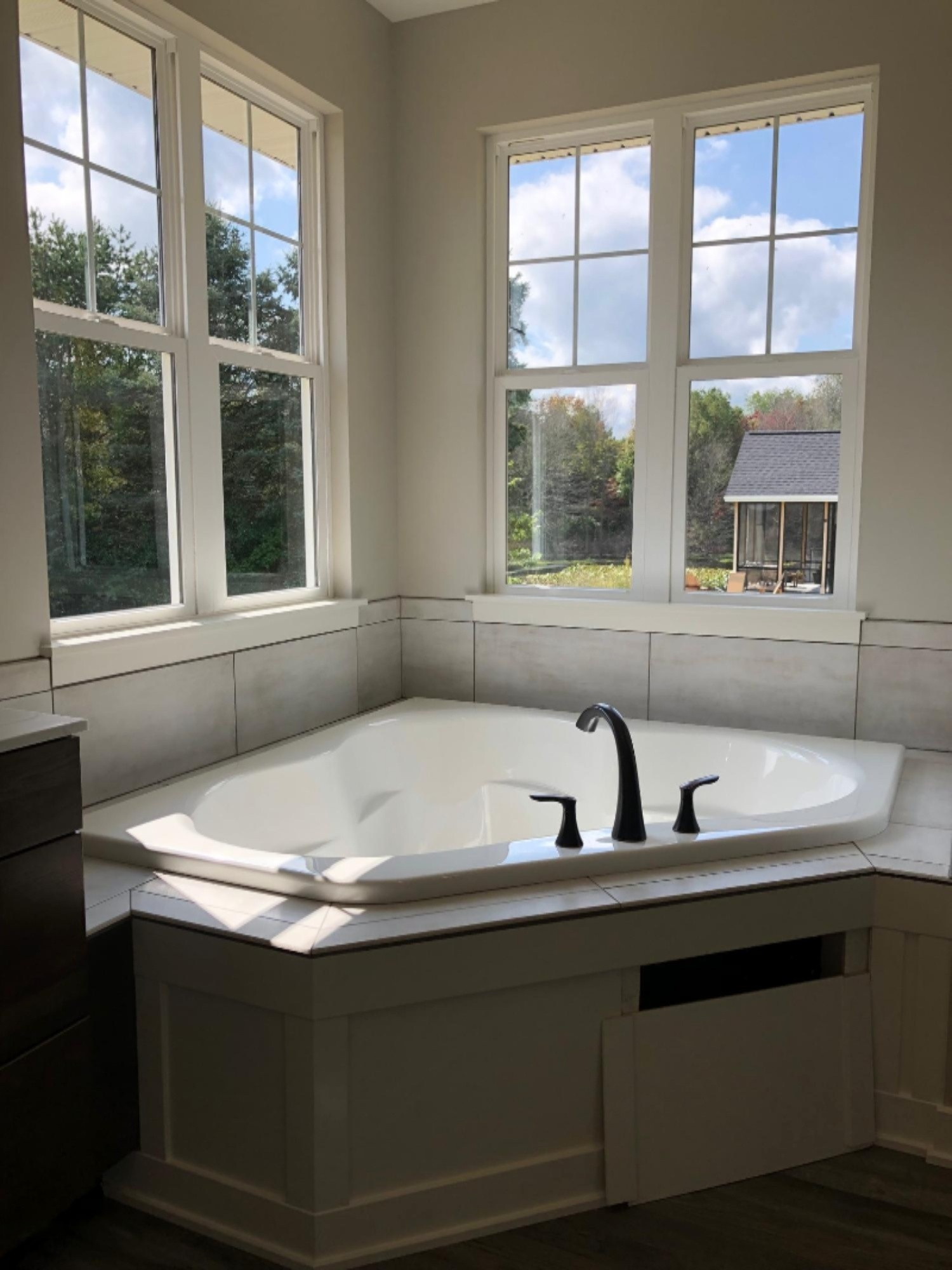 7107 West R Avenue Kalamazoo, MI 49009 - Photo 16 of 37 MS-01-005_Owner's bath_Tub