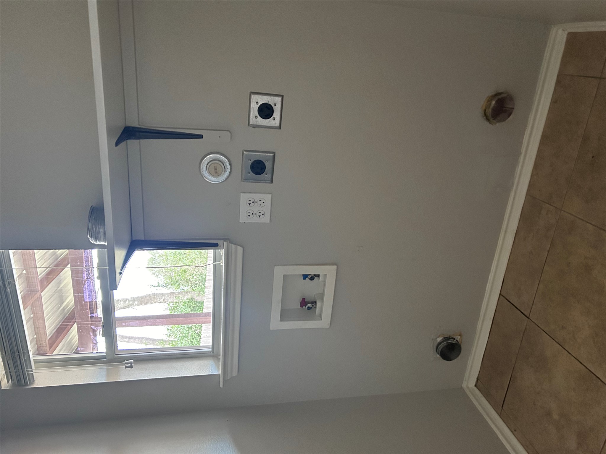 5814 Steven Creek Way Austin, TX 78721 - Photo 12 of 15 an empty room with windows