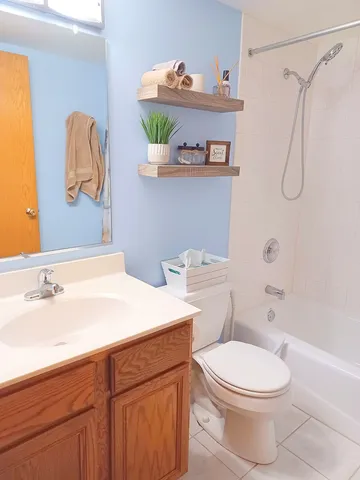 $235,000 | 6810 Ridge Point Drive, Unit 1C, Oak Forest, IL 60452