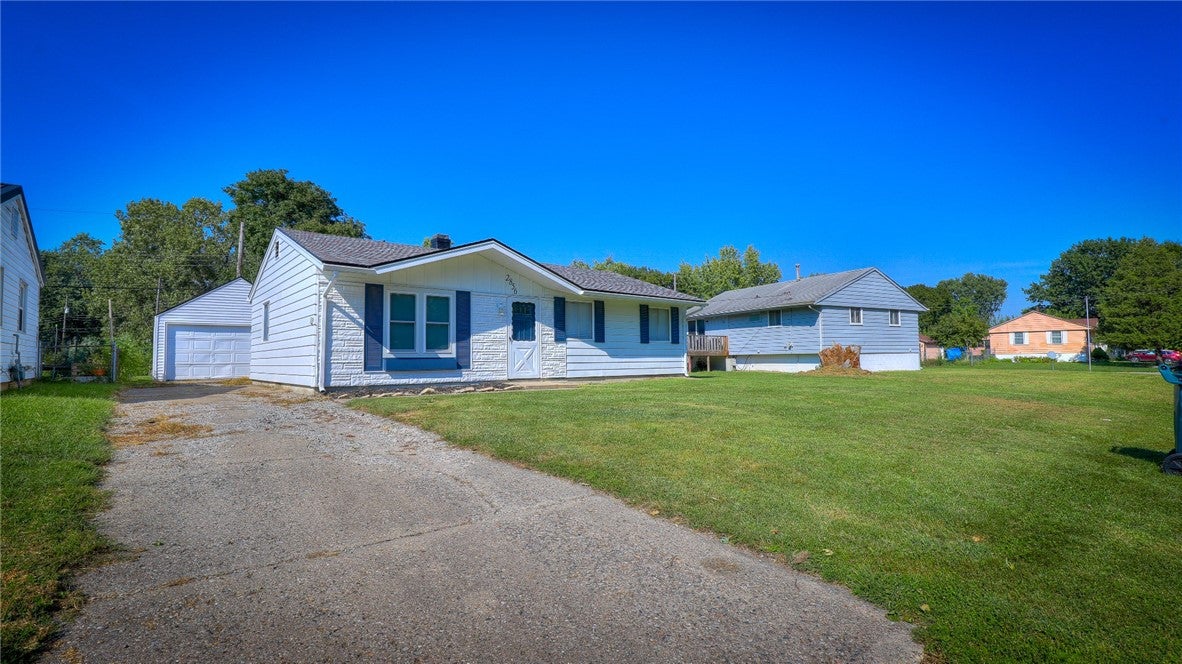 2856 East Cardinal Drive Decatur, IL 62526 - Photo 2 of 24 Gallery Image 2
