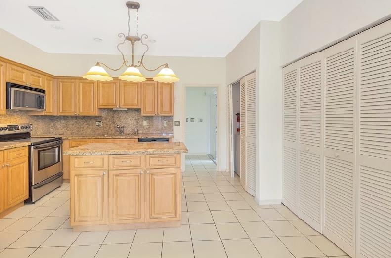 7636 Elm Ridge Drive, Unit 12U Boca Raton, FL 33433 - Photo 5 of 24 D254F8FA-CE9A-45A6-8716-E48A72DA2A9D