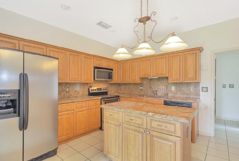 7636 Elm Ridge Drive, Unit 12U Boca Raton, FL 33433 - Photo 7 of 24 C93583F8-AE49-4310-AB86-C5240FAEE423