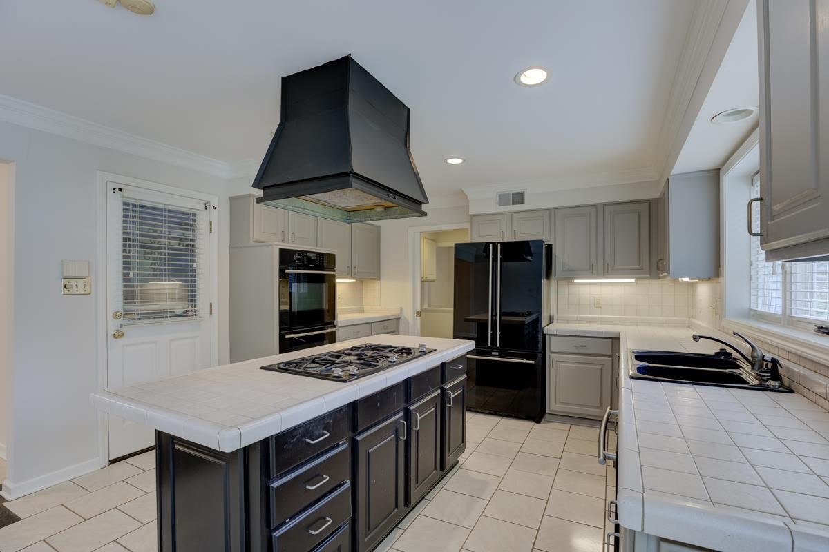 Gas stove in island, double ovens   Plenty of counter and cabinet space