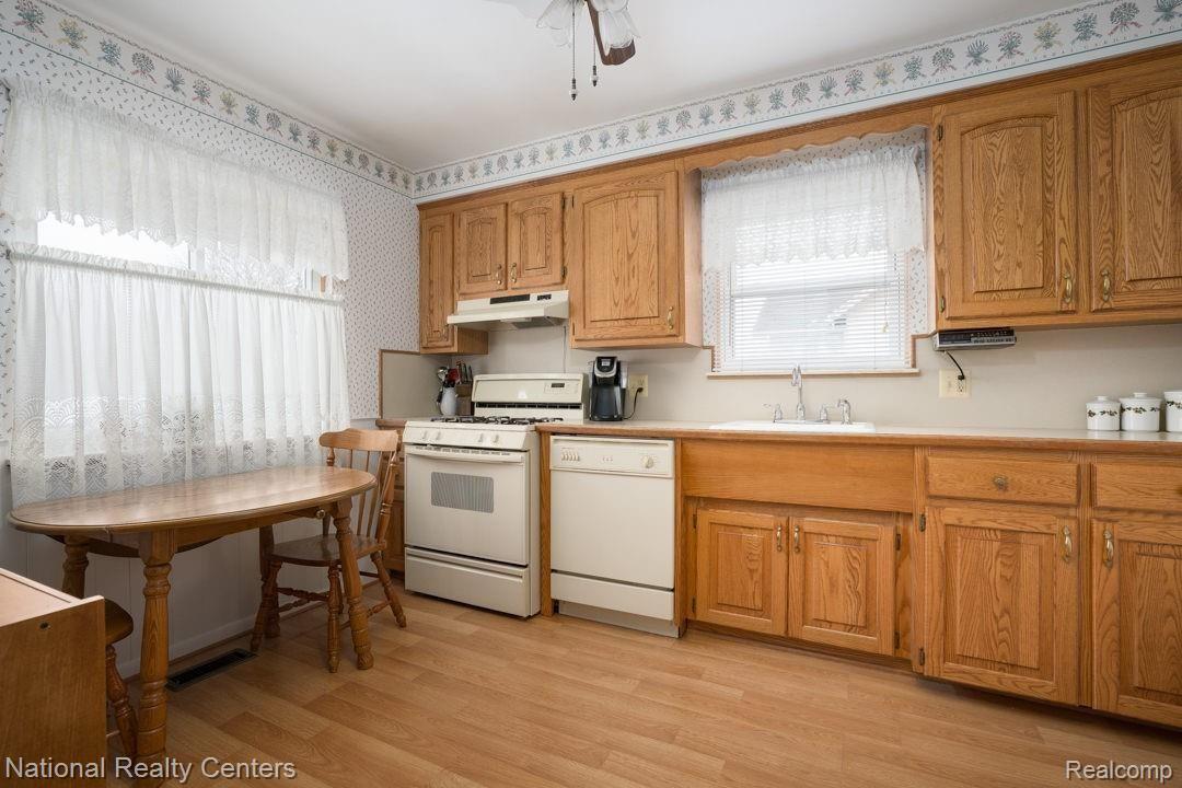 210 South Campbell Road Royal Oak, MI 48067 - Photo 9 of 25 Kitchen with oak cabinets