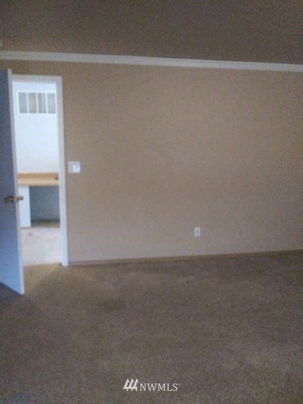 227 Whitman Place Northeast Renton, WA 98059 - Photo 4 of 11