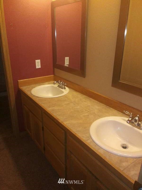 227 Whitman Place Northeast Renton, WA 98059 - Photo 7 of 11