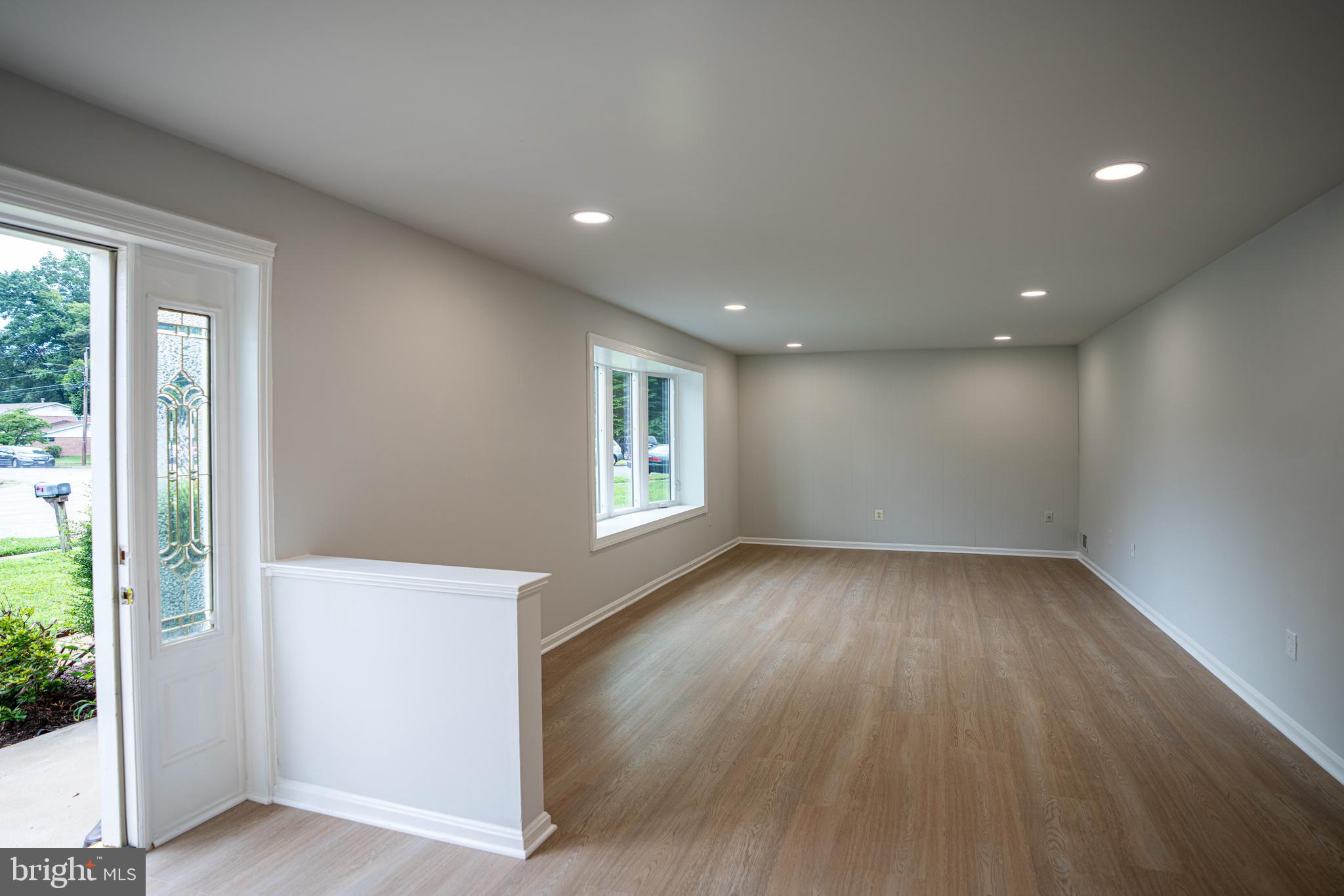 6907 Barnack Drive Springfield, VA 22152 - Photo 8 of 40 Living Room