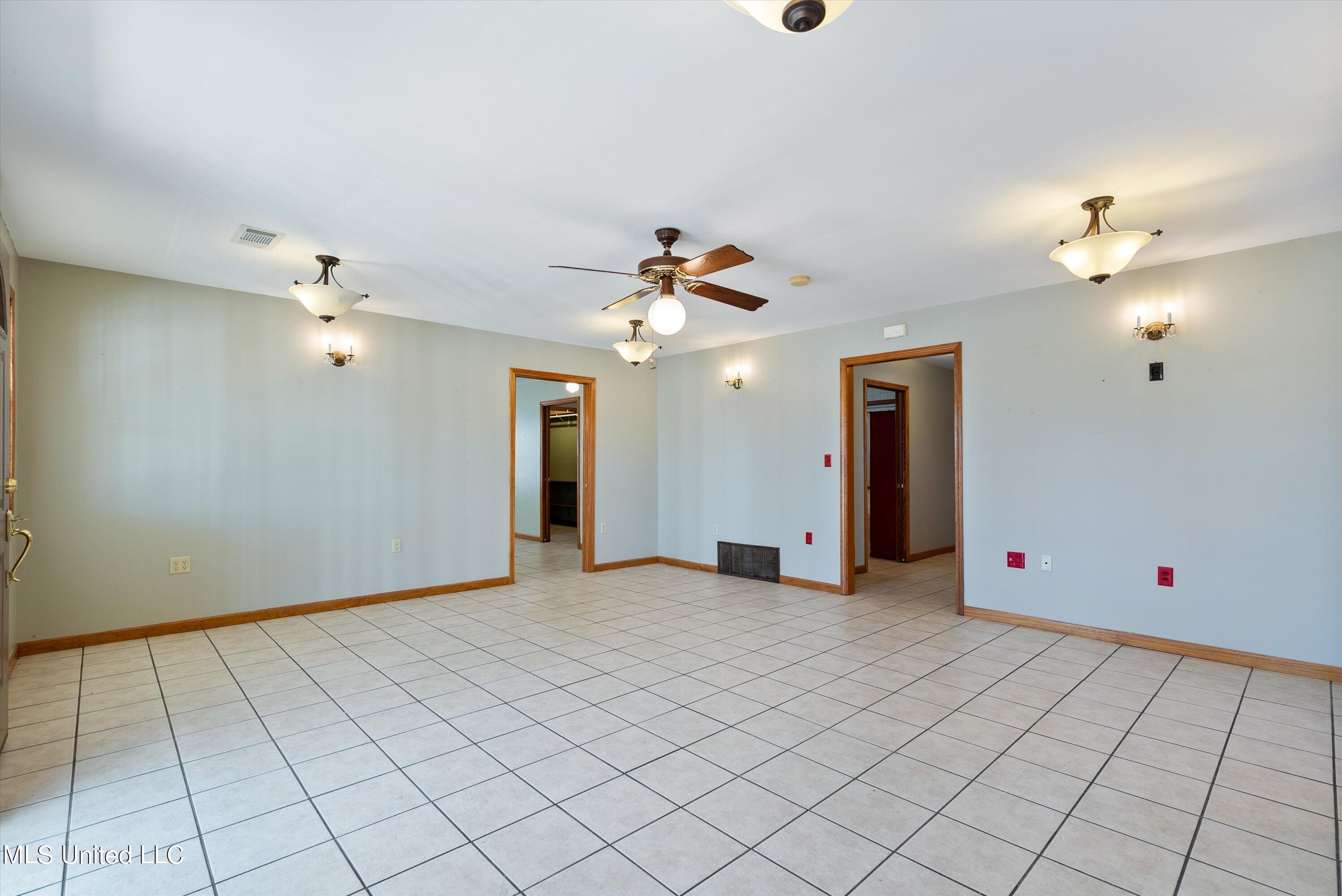 7411 Peyton Road Coldwater, MS 38618 - Photo 25 of 46 08-Living Room