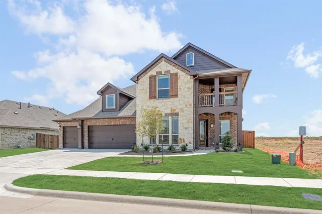 $574,990 | 220 Claywood Drive, Glenn Heights, TX 75154