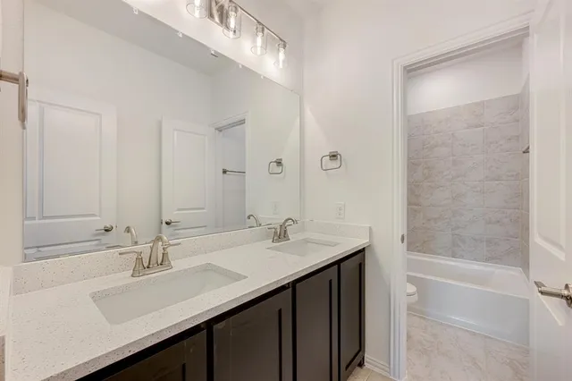 $574,990 | 220 Claywood Drive, Glenn Heights, TX 75154