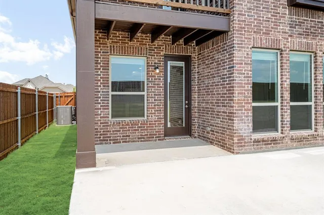 $574,990 | 220 Claywood Drive, Glenn Heights, TX 75154