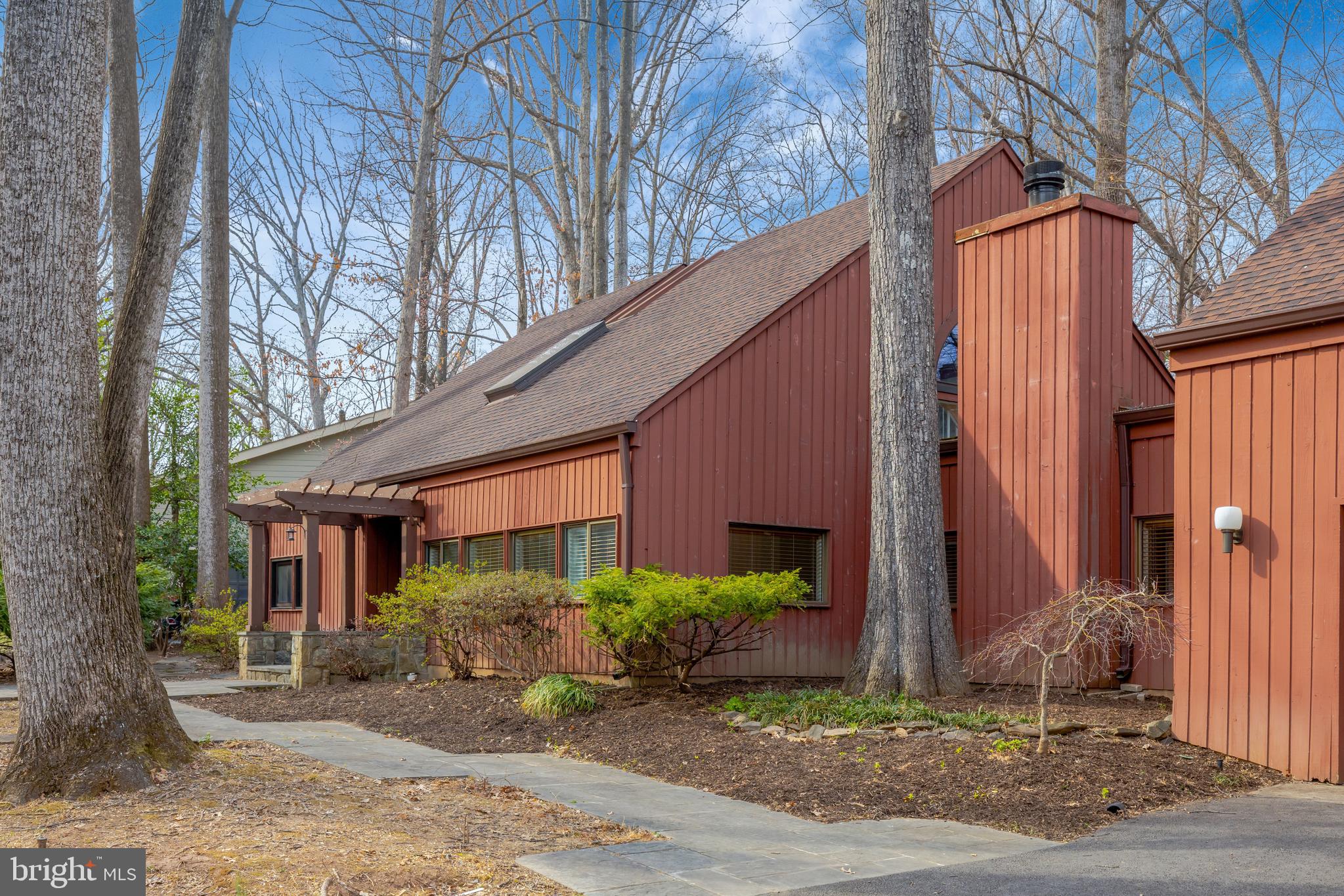 1941 Upper Lake Drive Reston, VA 20191 - Photo 5 of 51 a front view of a house