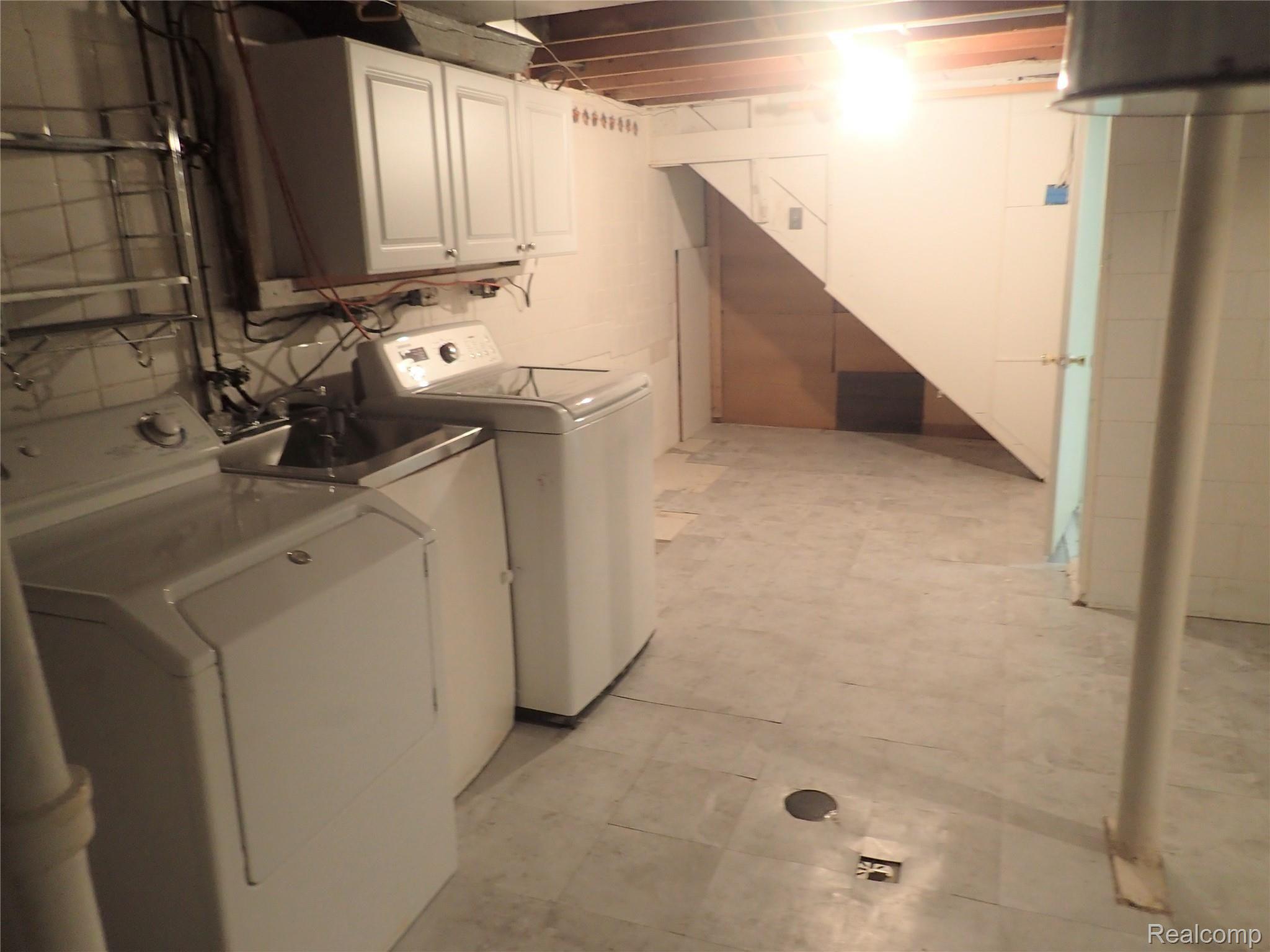 661 Hamlet Road Auburn Hills, MI 48326 - Photo 30 of 34 UTILITY ROOM - NEWER WASHER & DRYER CLOSER VIEW