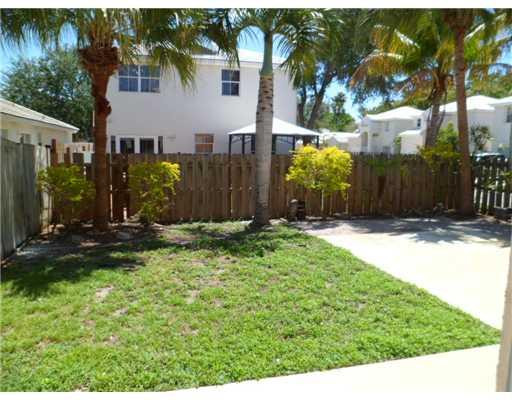 3046 Lighthouse Place Pompano Beach, FL 33063 - Photo 14 of 16 Yard/Garden