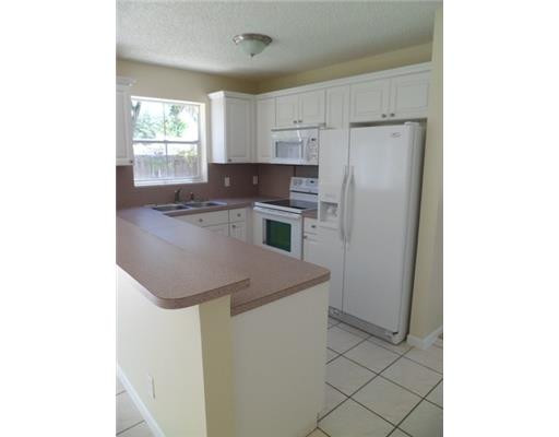 3046 Lighthouse Place Pompano Beach, FL 33063 - Photo 2 of 16 Kitchen