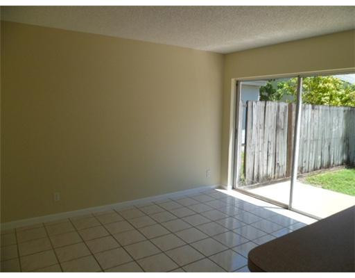 3046 Lighthouse Place Pompano Beach, FL 33063 - Photo 5 of 16 Family/Great Room