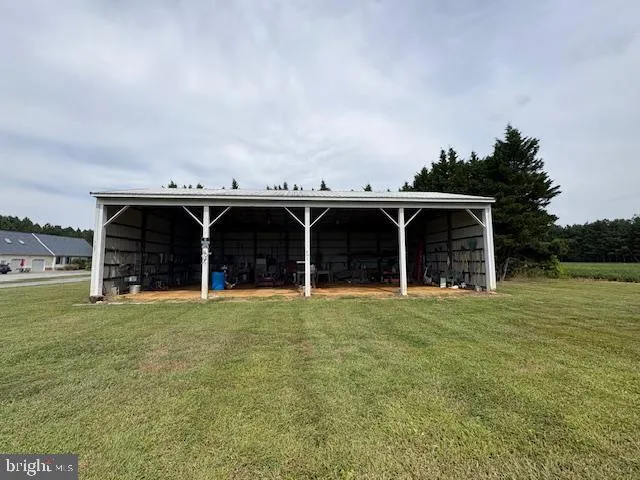 a view of a house with backyard and garden