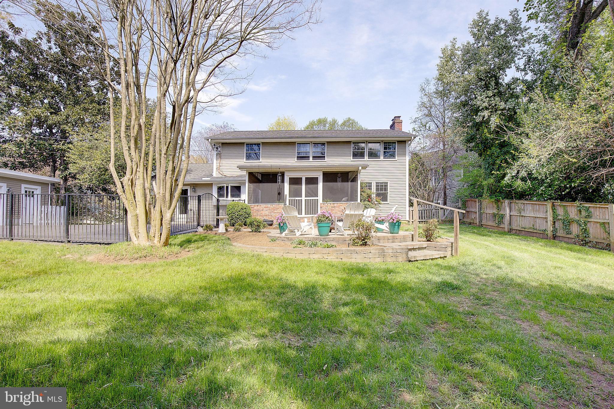 2 Isaacs Street Annapolis, MD 21401 - Photo 23 of 63 a view of a house with backyard and sitting area