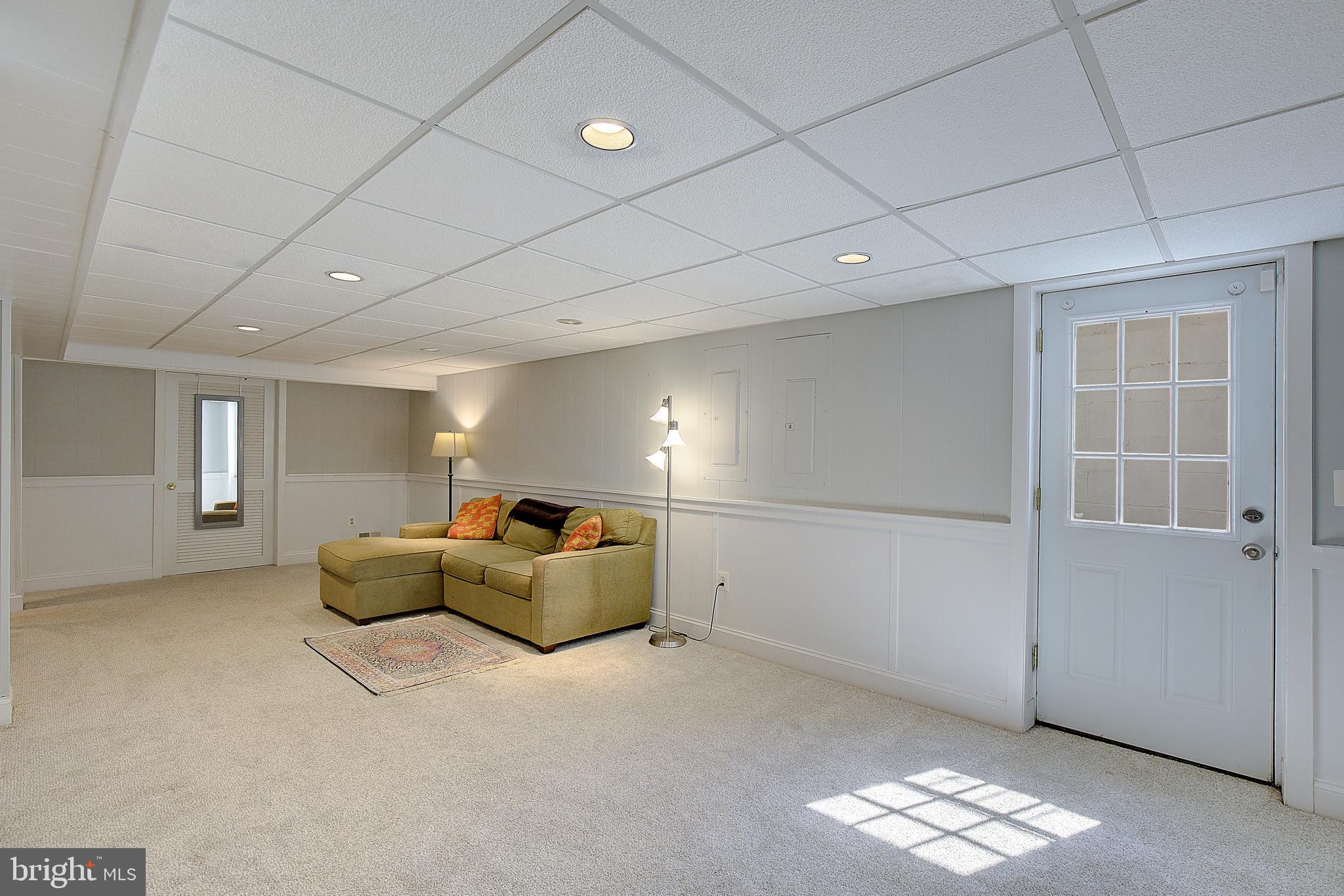 2 Isaacs Street Annapolis, MD 21401 - Photo 63 of 63 a living room with furniture and a window