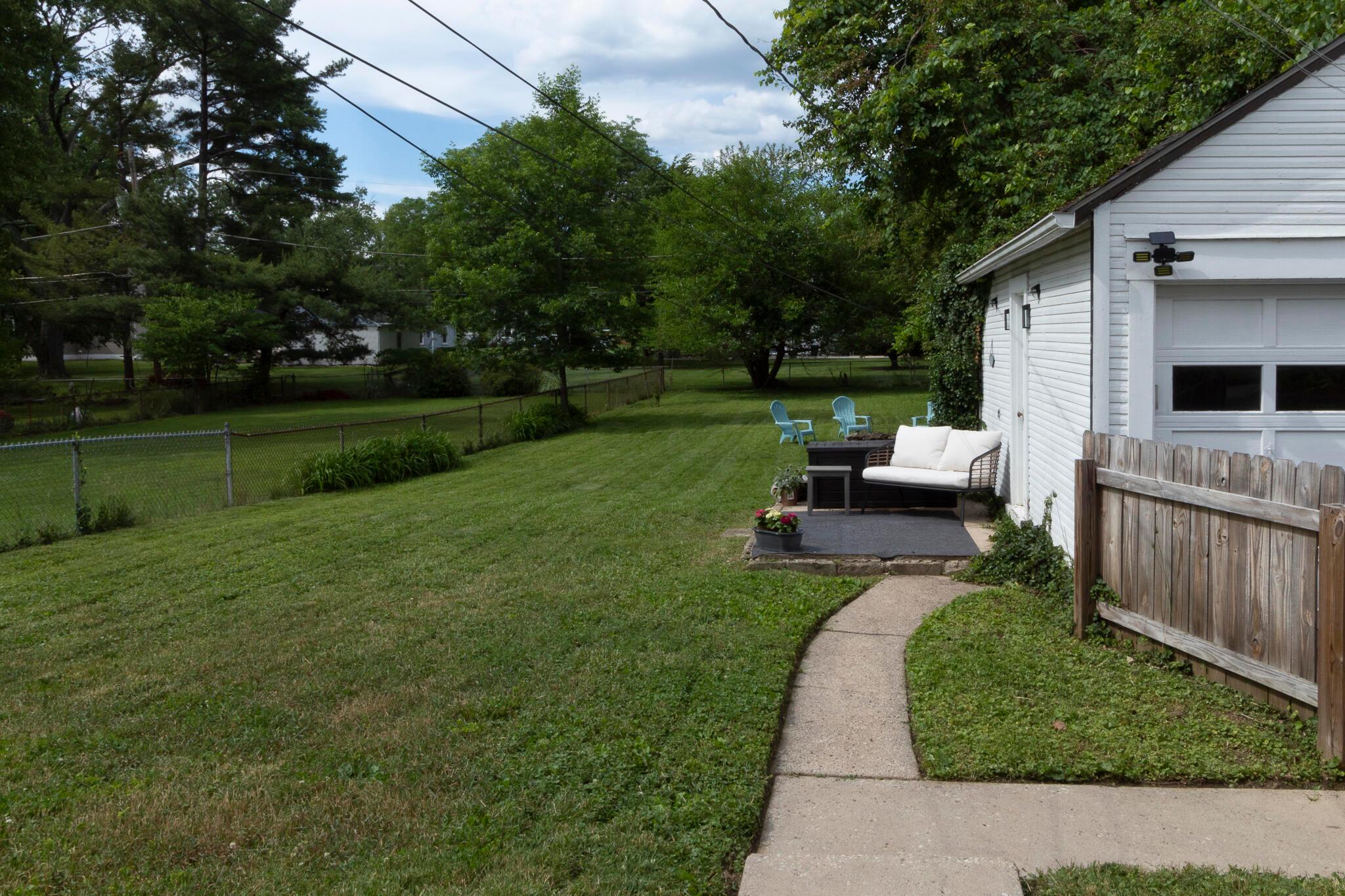 678 Garden Road Columbus, OH 43214 - Photo 32 of 35 yard