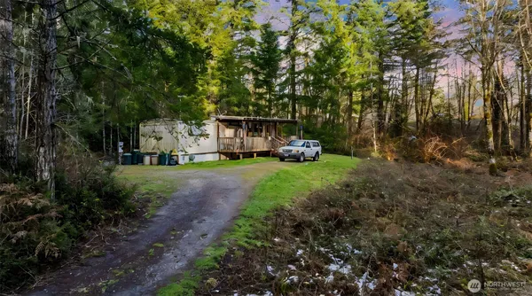 a view of yard with green space
