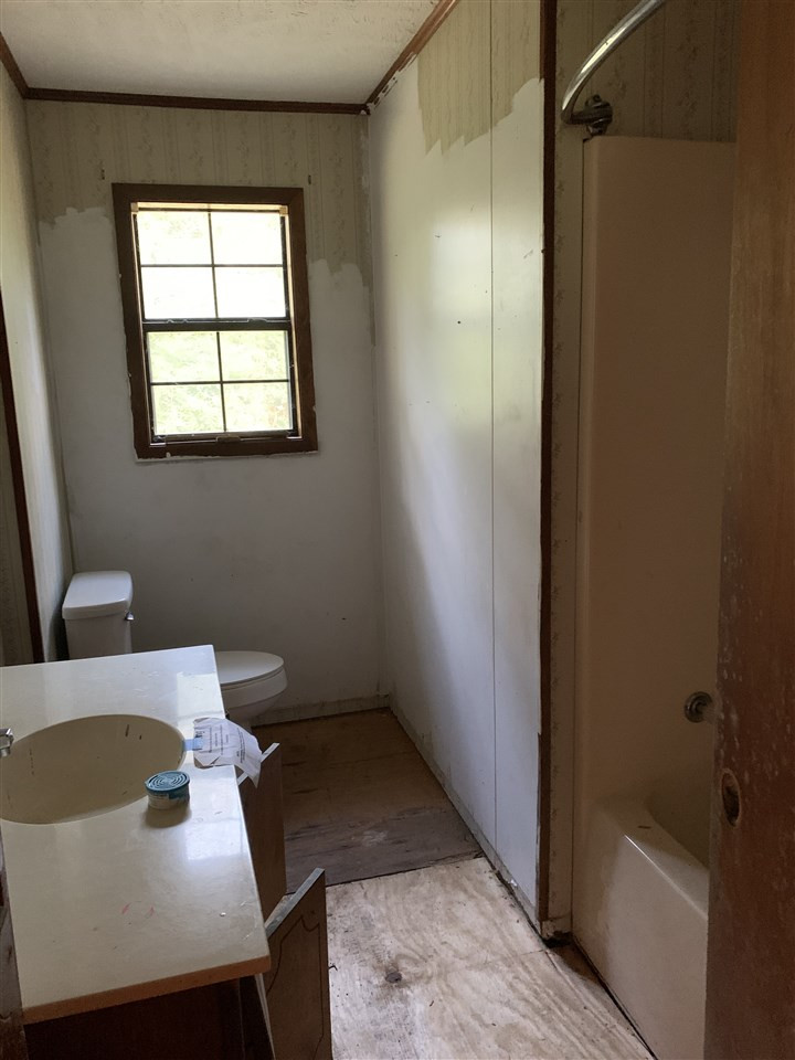 1910 Mars Hill Road Carthage, MS 39051 - Photo 6 of 13 HALL BATHROOM
