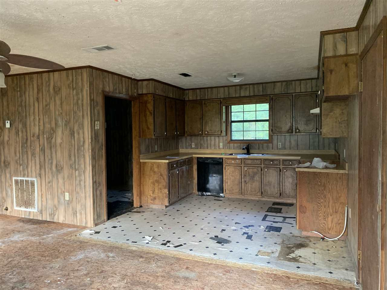 1910 Mars Hill Road Carthage, MS 39051 - Photo 7 of 13 KITCHEN