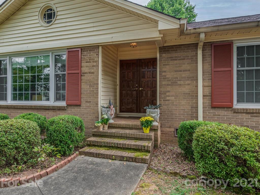 615 Lansdowne Road Charlotte, NC 28270 - Photo 2 of 22 Gallery Image 2