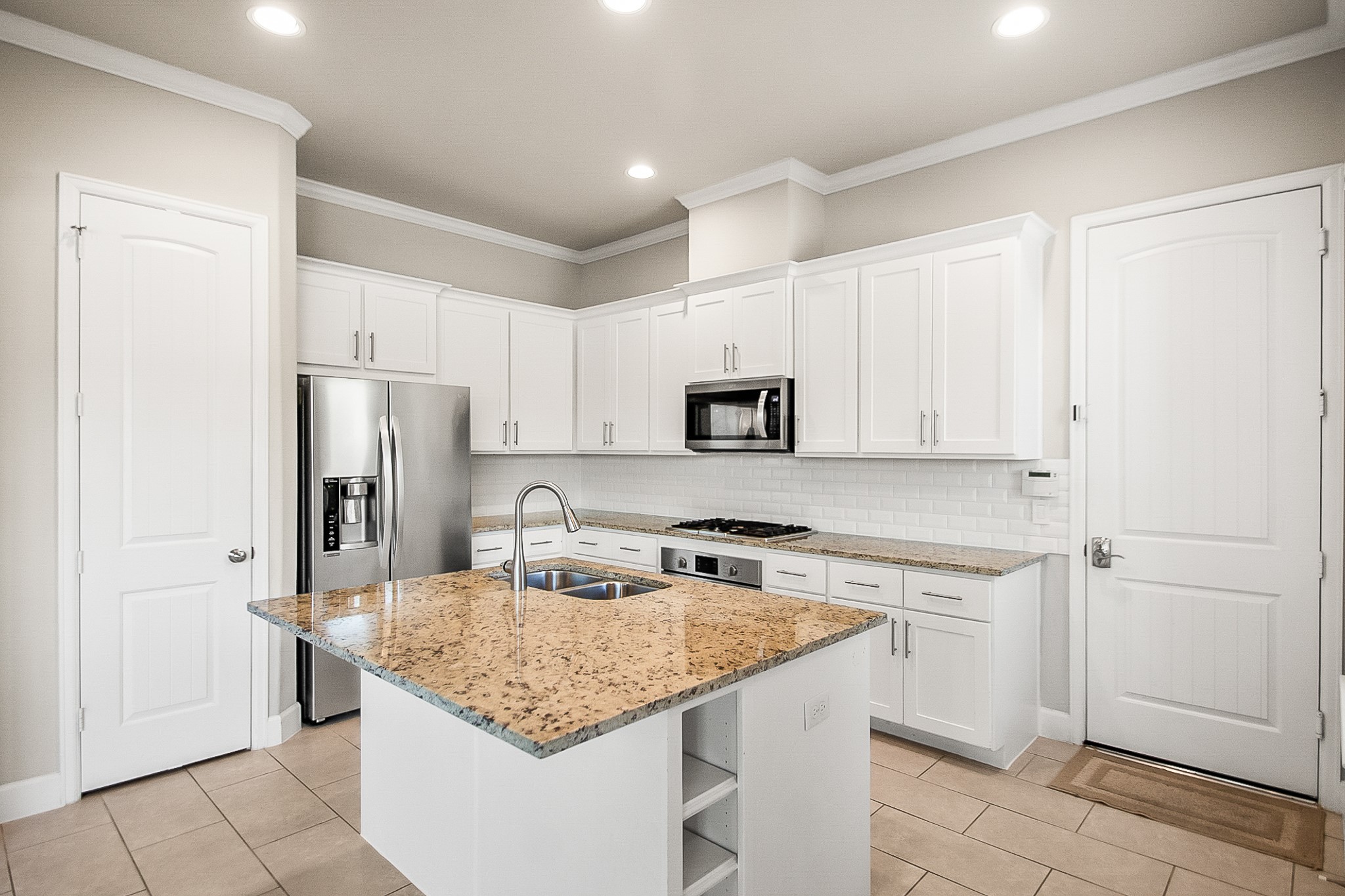 5328 Larkin Street Houston, TX 77007 - Photo 6 of 27 Kitchen is highlighted by a granite-topped island with breakfast bar seating, Bosch stainless steel appliances, and abundant storage.