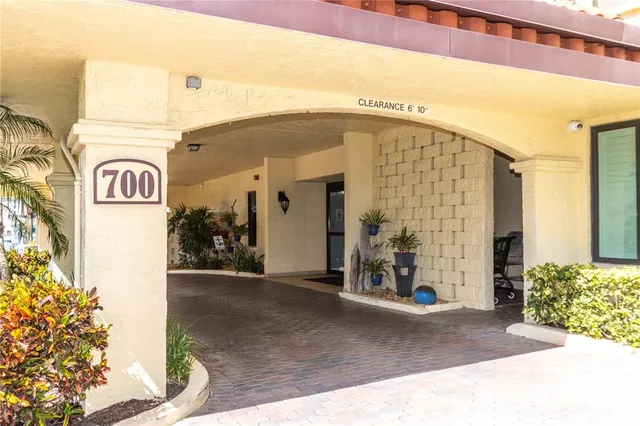 $2,800 | 700 Island Way, Unit 501, Clearwater Beach, FL 33767