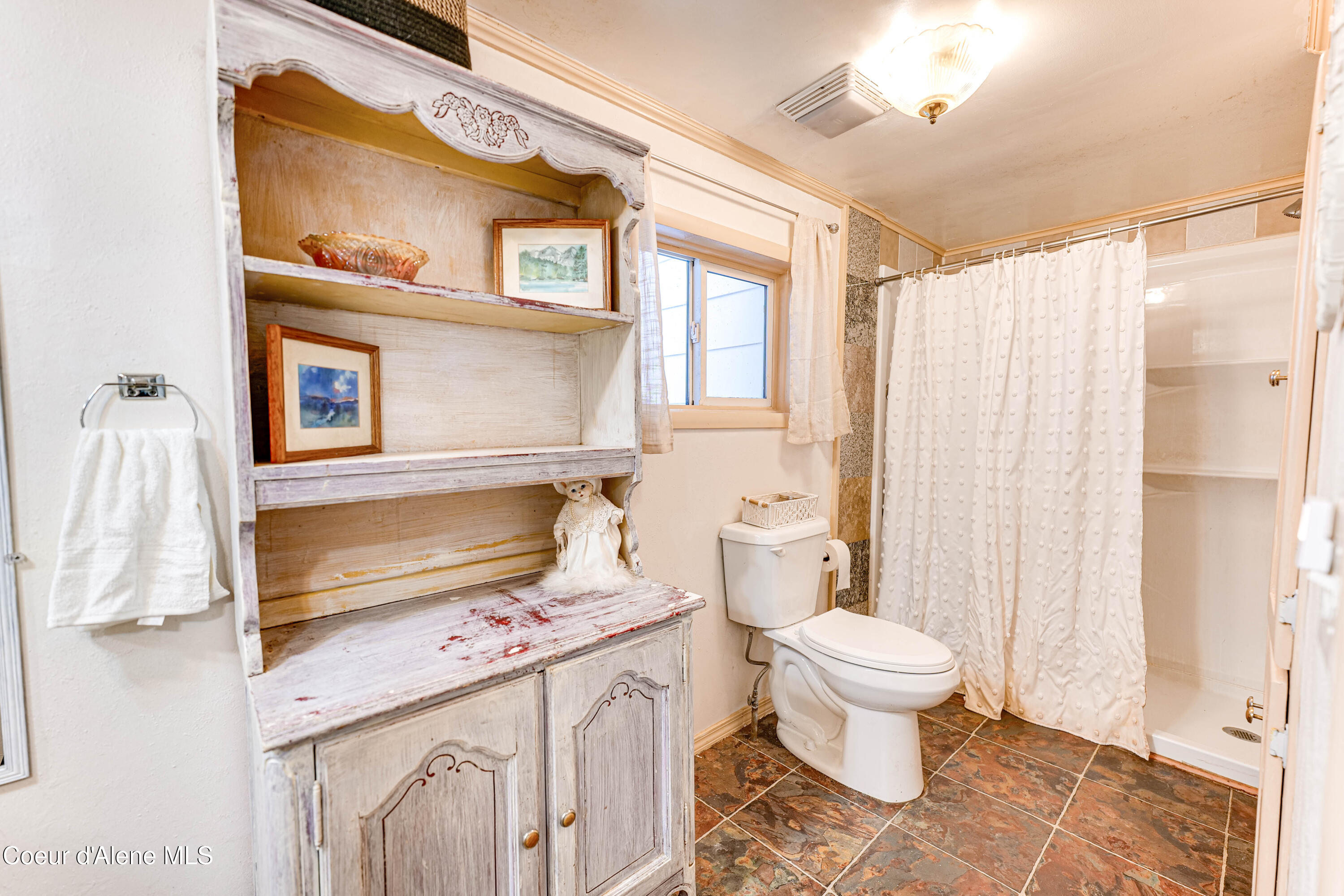 176 King Street Wallace, ID 83873 - Photo 12 of 26 Main bathroom