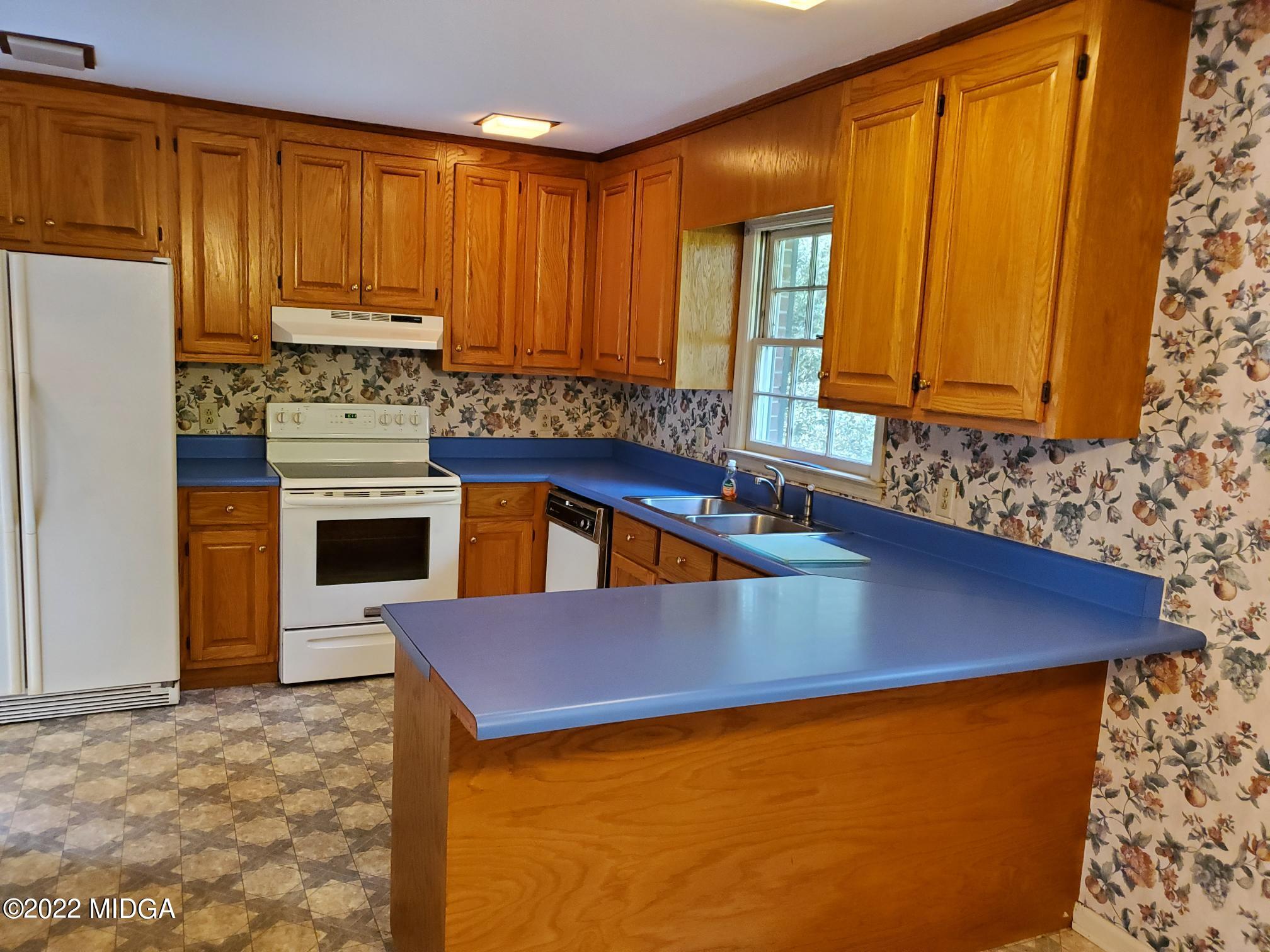 9934 Estes Road Macon, GA 31220 - Photo 5 of 26 a kitchen with stainless steel appliances a refrigerator sink and cabinets