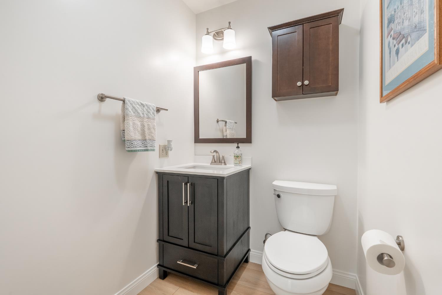 211 North Carrillo Road, Unit E Ojai, CA 93023 - Photo 17 of 28 Guest bathroom.